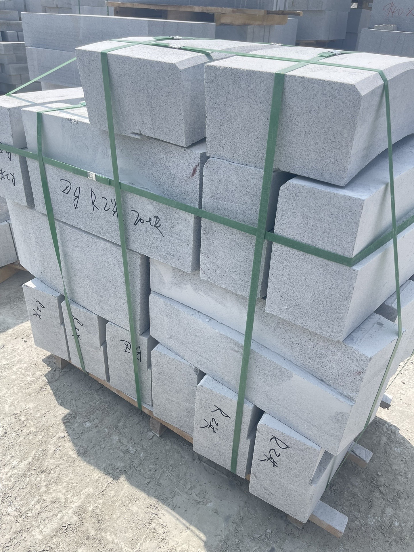 芝麻灰石材火燒板地面鋪裝石價(jià)格(圖2)